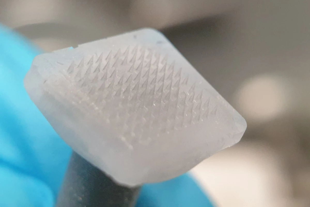 A cryomicroneedle patch, a new drug delivery system made of ice