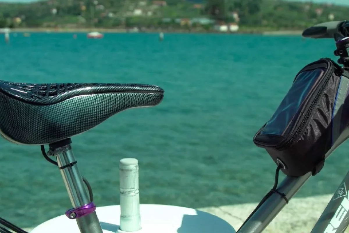 The Sweet Saddle is powered by a hard-wired battery pack, carried in a separate frame bag