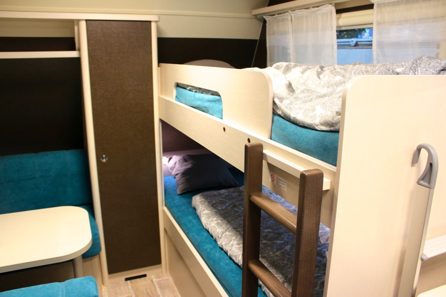The show model was the range-topping 525 KR floor plan with kids' dinette and longitudinal bunk beds