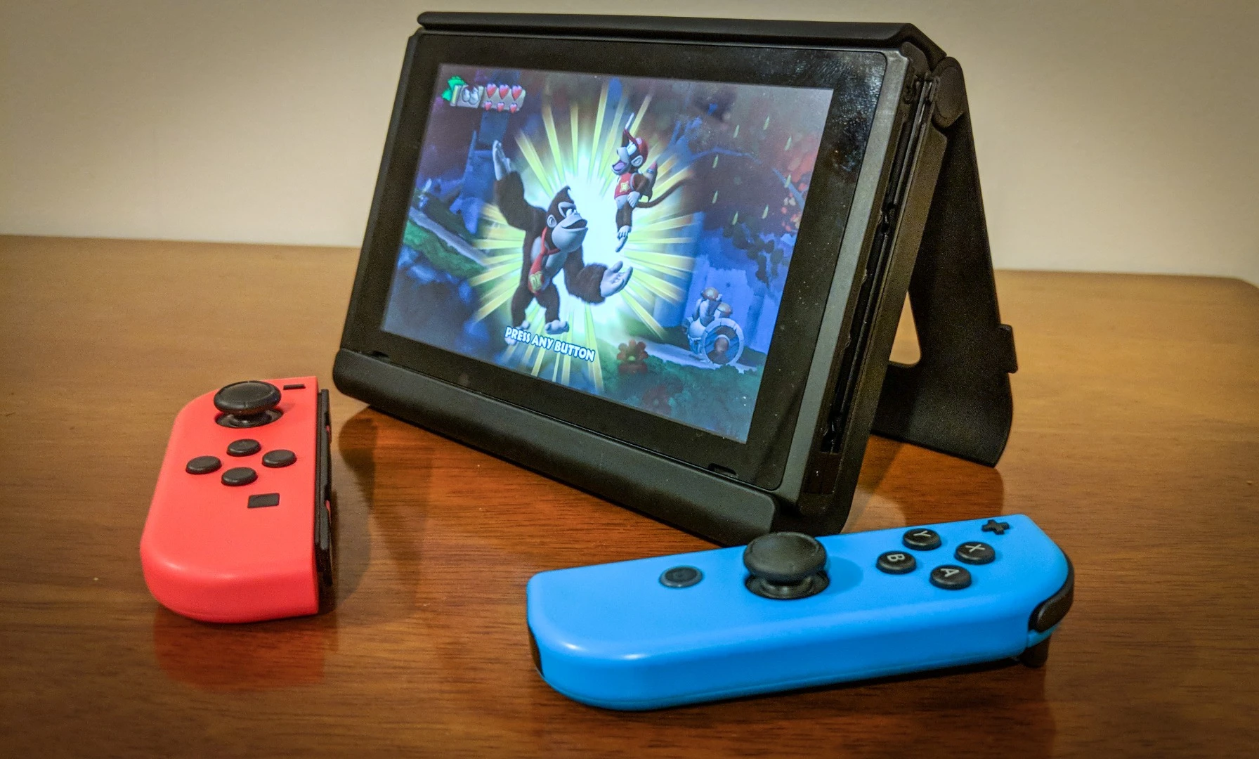 New Atlas reviews the SwitchCharge, a battery pack that extends the play time of the Nintendo Switch on the go – and adds a sturdier kickstand