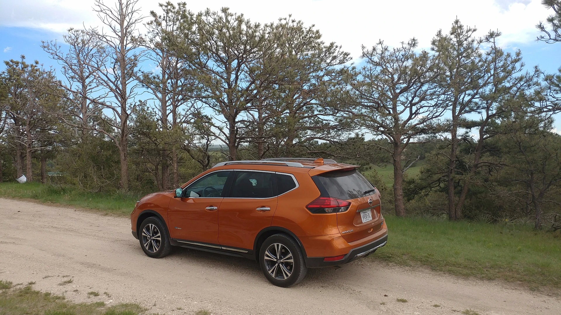 The Rogue jumps from 26 mpg in the city and 33 mpg on the highway (9 and 7.1 l/100km) to 33 mpg in the city and 35 mpg on the highway (7.1 and 6.7 l/100km)