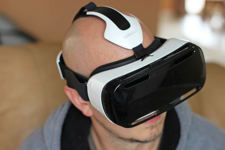 Gizmag reviews the first commercial Oculus-powered headset, the Samsung Gear VR (Photo: Will Shanklin/Gizmag.com)