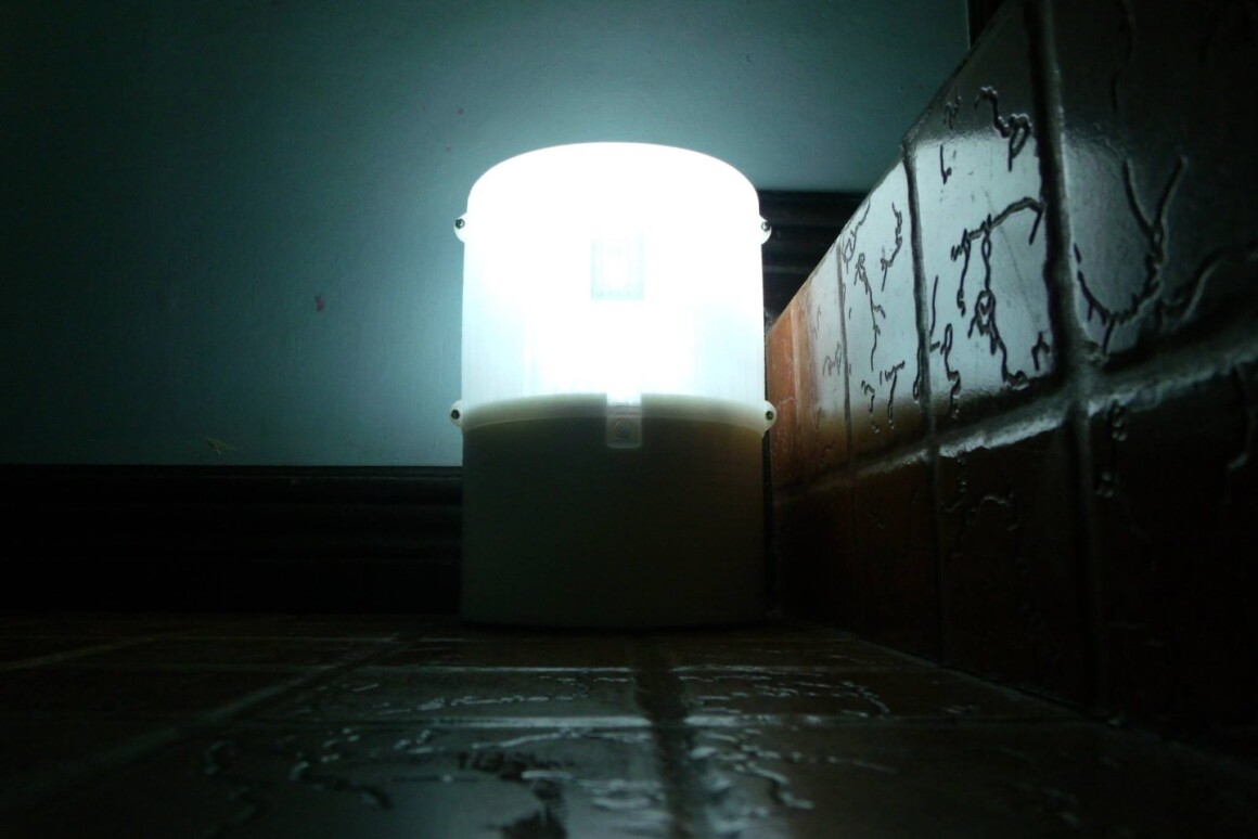 Salt Lamp Runs On A Glass Of Water And Two Teaspoons - Moving Train Lamp Shade Salt Lamp Runs On A Glass Of Water And Two Teaspoons - Moving Train Lamp Shade