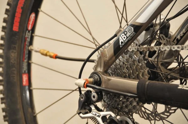 Low-friction rotary seals keep air from leaking out while allowing the wheels to spin freely