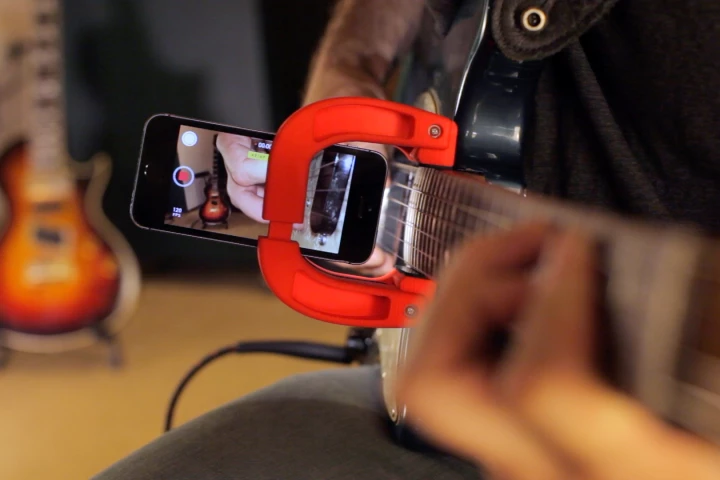 The Magnet allows a smartphone to record close up video footage of guitar playing