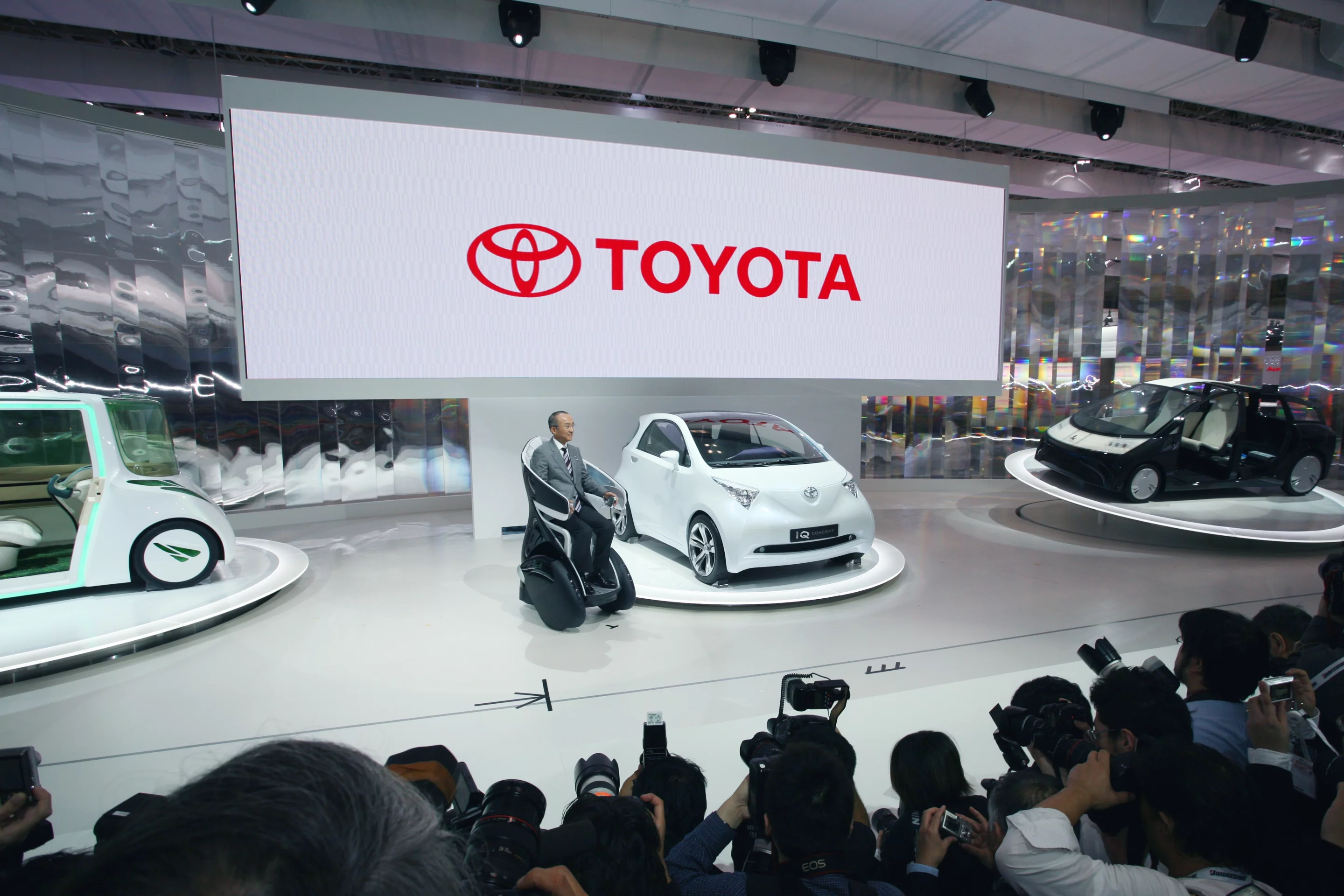 Toyota's i-REAL on stage at the Tokyo Motor Show in 2007