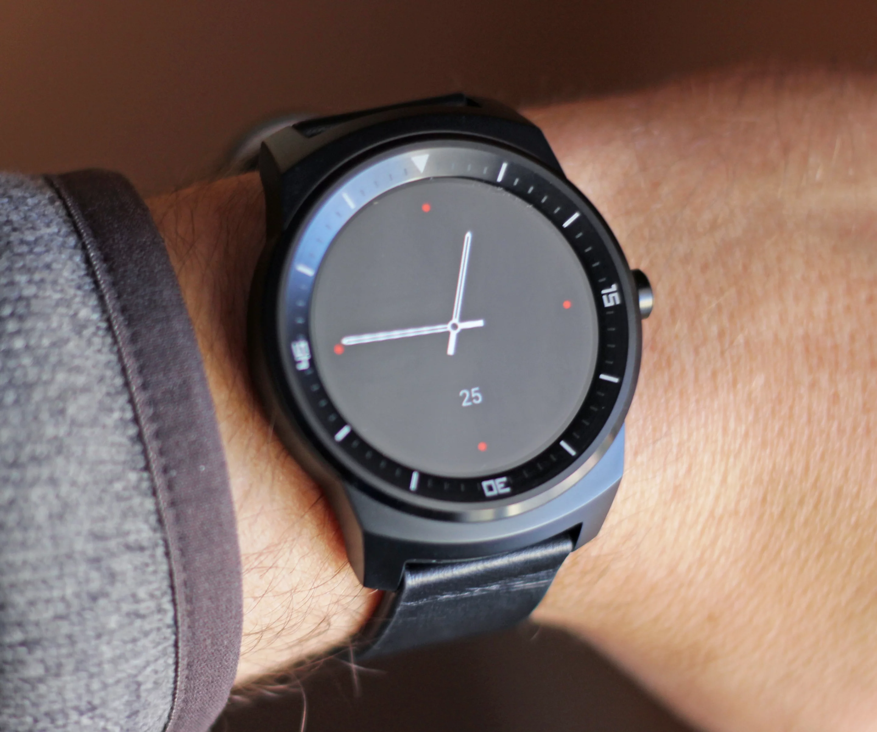 No Android Wear watches are great in direct sunlight, but the G Watch R's bright display helps (Photo: Will Shanklin/Gizmag.com)
