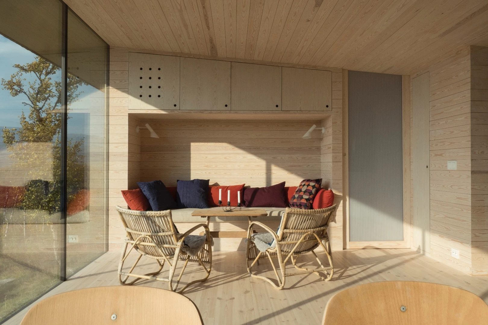 Cabin Ustaoset's combined sleeping, living and dining area
