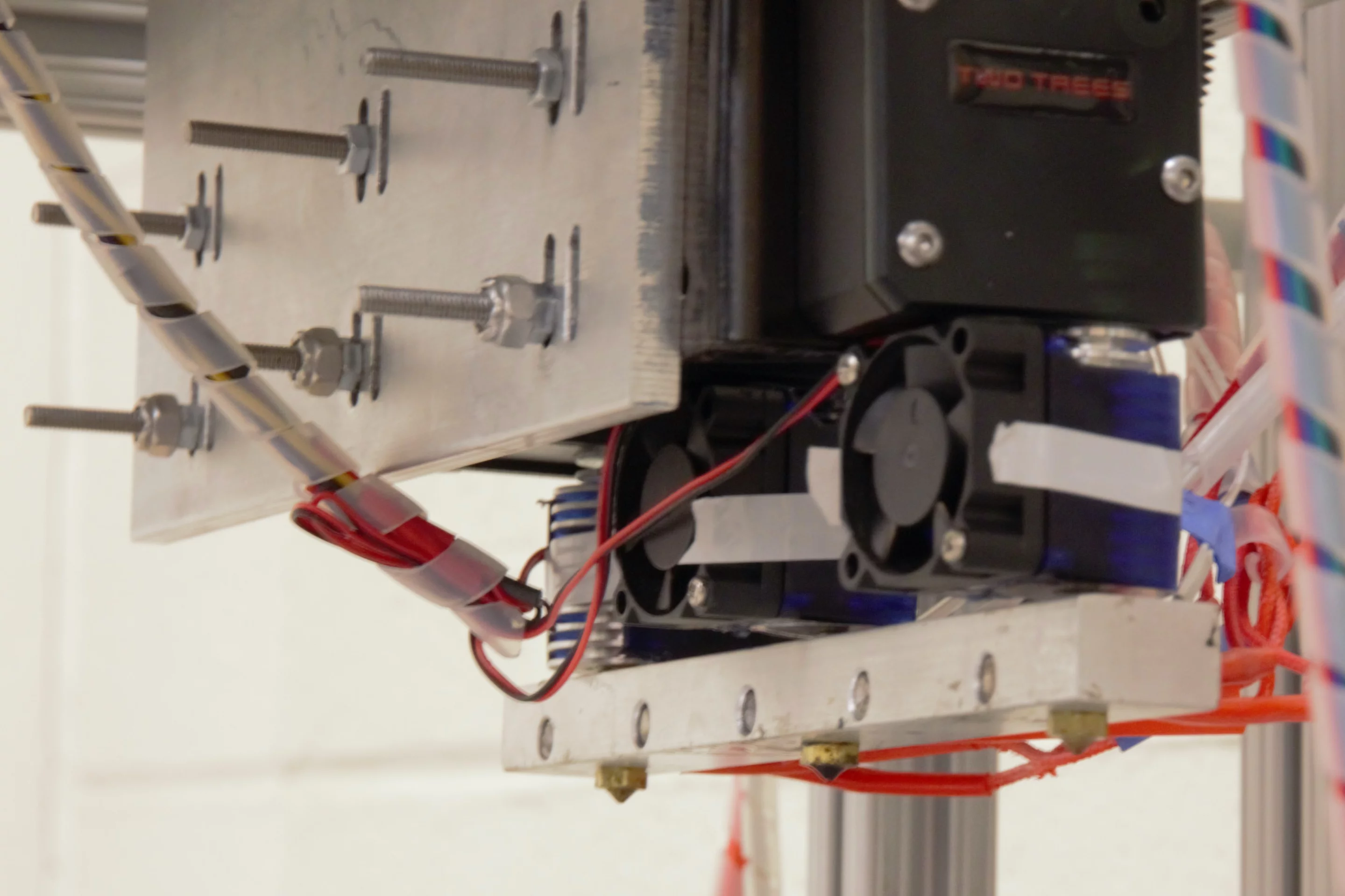This 3D printer gantry, which was utilized in the study, incorporates three nozzles (bottom right) – all of the parts used in the MF3 system are already commercially available