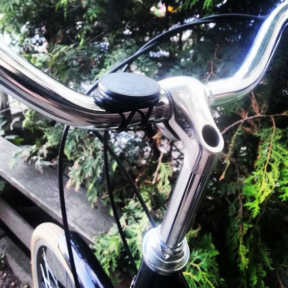 Haize is a small, circular navigation device that can be mounted on the handlebars of any bike