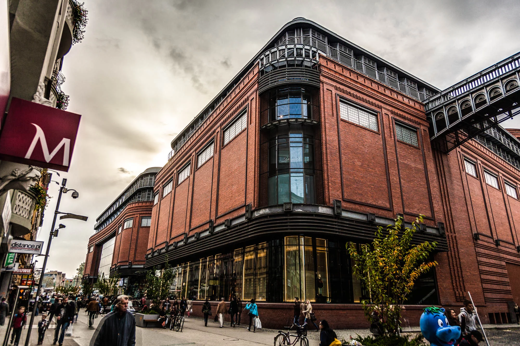 Stary Browar shopping centre, featuring frequent art installations (Photo: Loz Blain/gizmag.com)