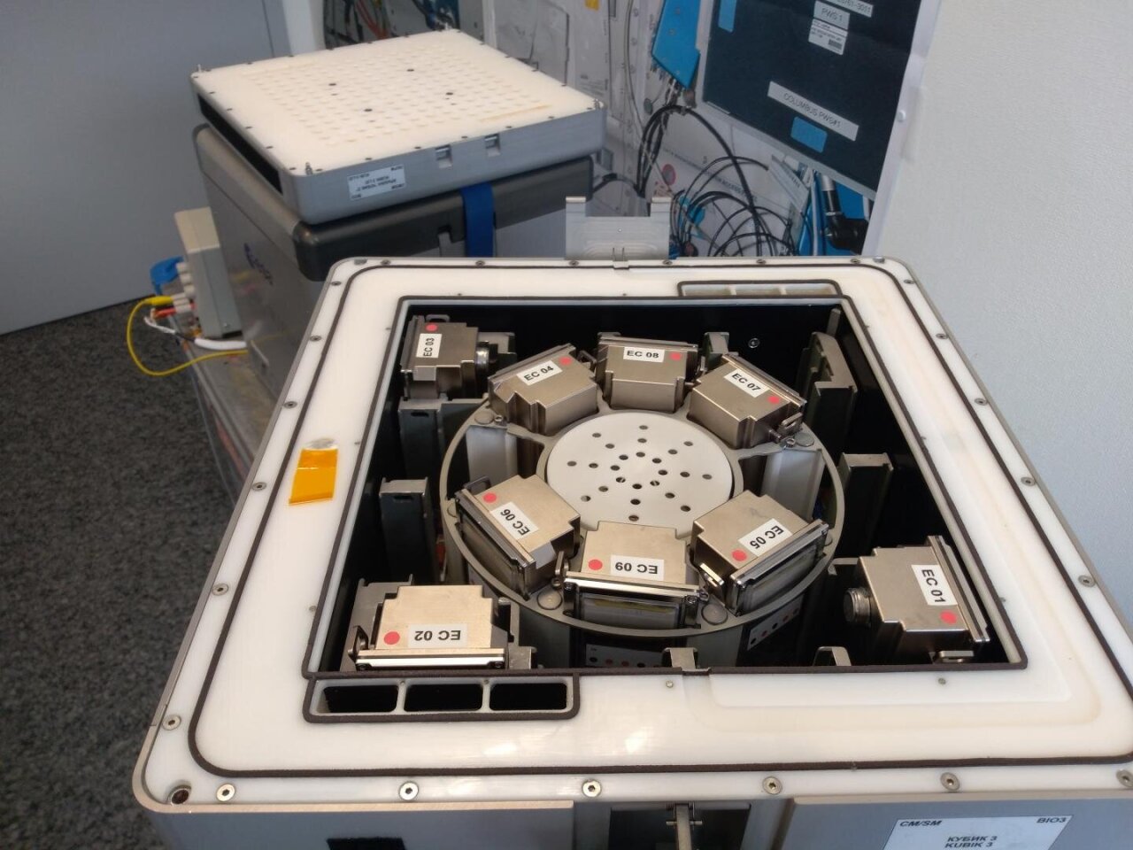 Biomining reactors loaded into incubators