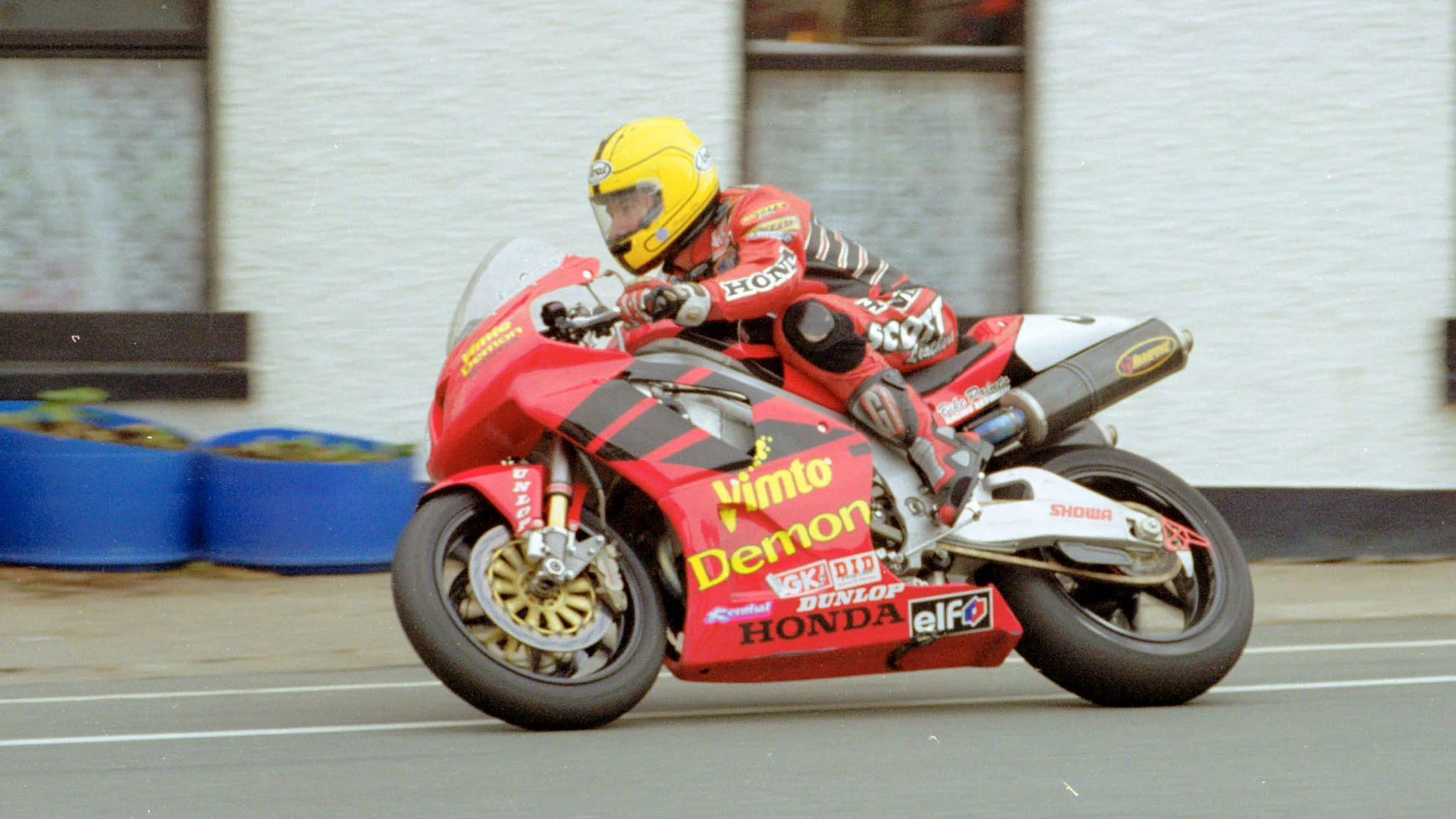 Joey Dunlop set the IOM lap record at 115.4 mph on the Honda RSC1000 (four-stroke) in 1981