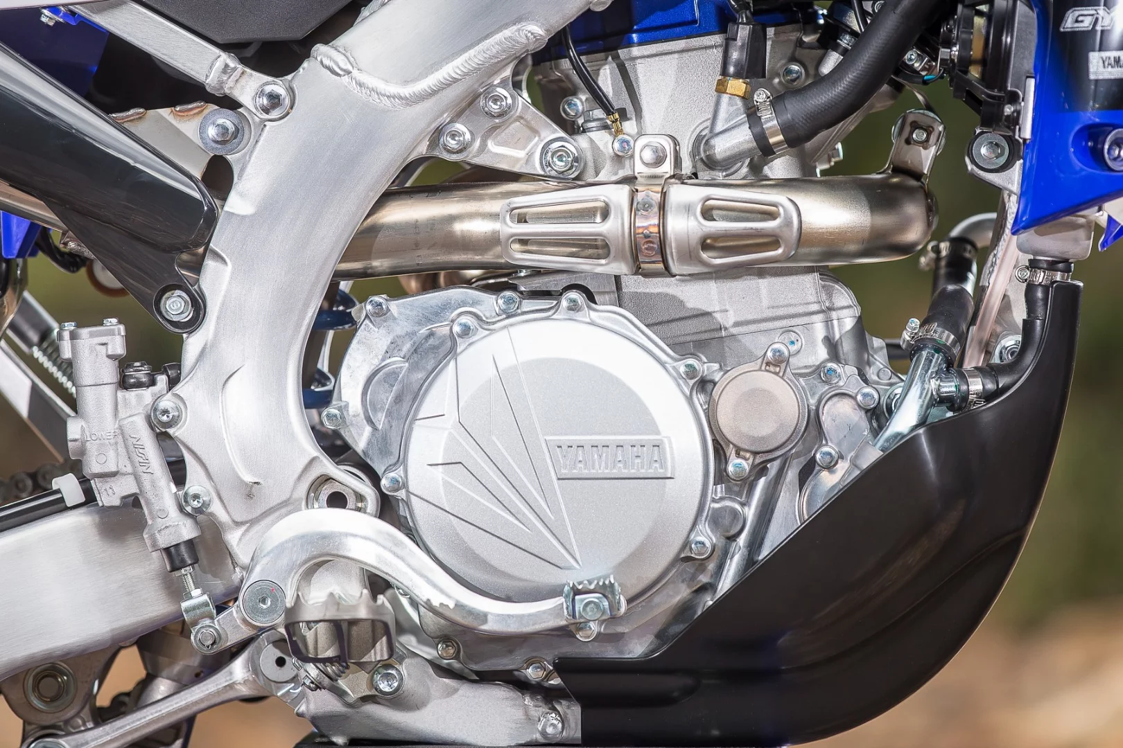 Yamaha retains the uncommon architecture of the WR450F with the rearward slanted and reversed cylinder for the 2019 model