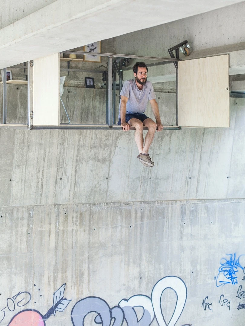 The shelter is installed on the underside of an anonymous bridge in Valencia, Spain