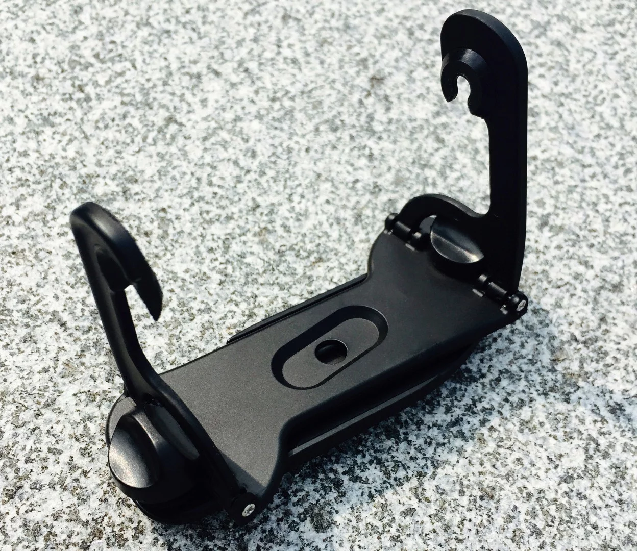 The Clip has folding arms which are used to attach the Lens flipper