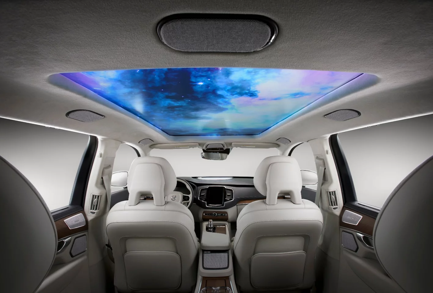 Harman has designed a QLED MoodRoof that can synchronize with the Music Motivator to create a visual experience on the car’s interior roof