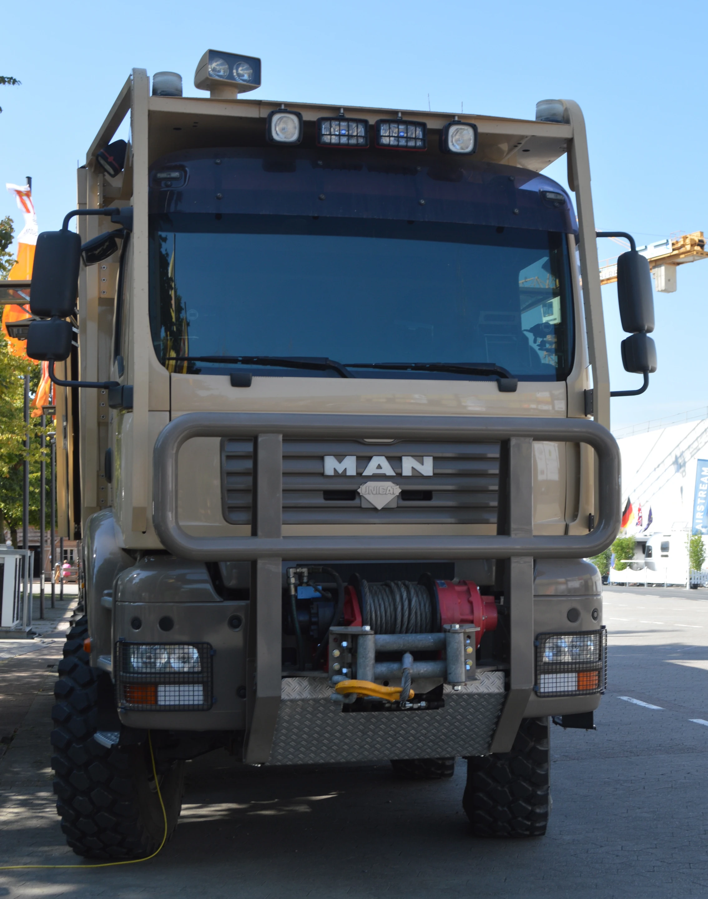 The MXXL 24 AH has a hydraulic winch up front