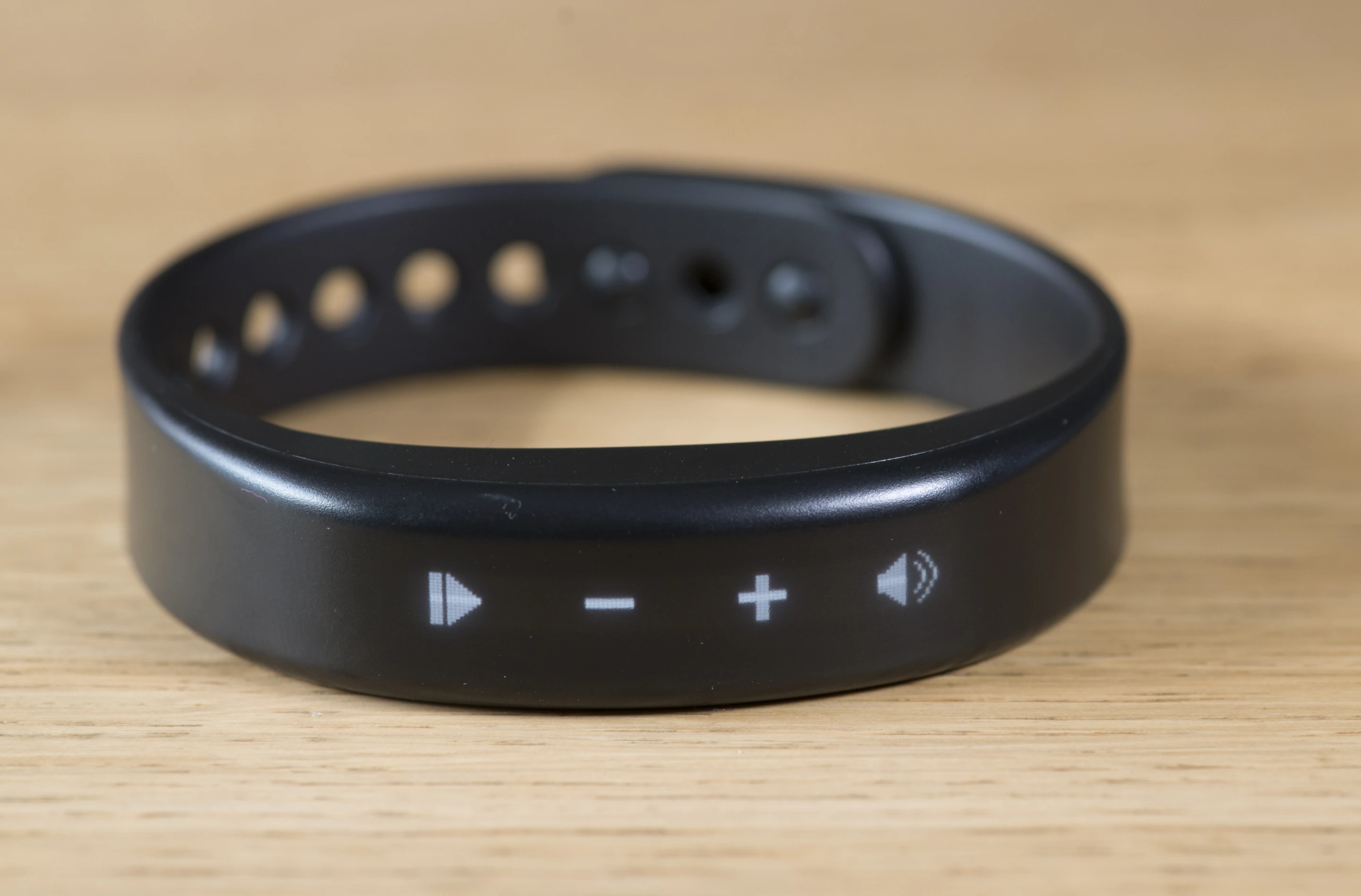 The Garmin Vivosmart fitness tracker can also control music playback on your smartphone (Photo: Simon Crisp/Gizmag.com)