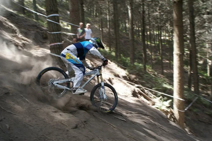 The Zerode G-1 mountain bike incorporates a mid-bike-mounted internal geared hub, which is said to allow it to perform better than a regular MTB in a variety of ways