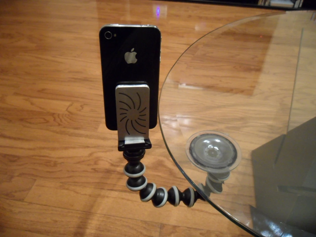 Capta is a device that attaches simply to any smartphone, allowing it to be mounted on a tripod or monopod