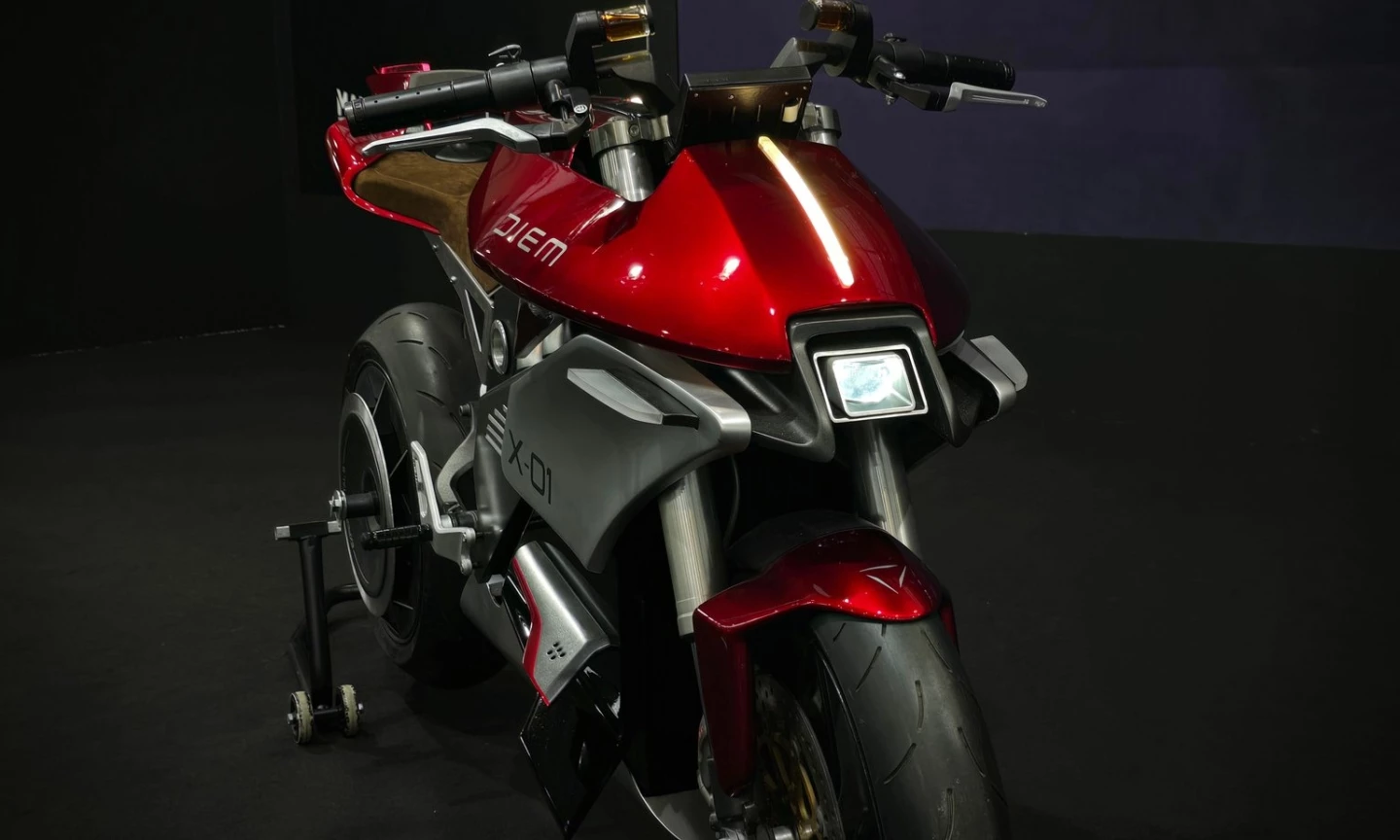 There are no exposed sprockets, no chain, and no gearbox on the X-01
