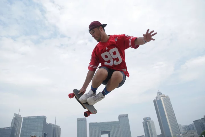This is almost exactly the opposite of what the author looks like riding the Serpent-C e-skateboard