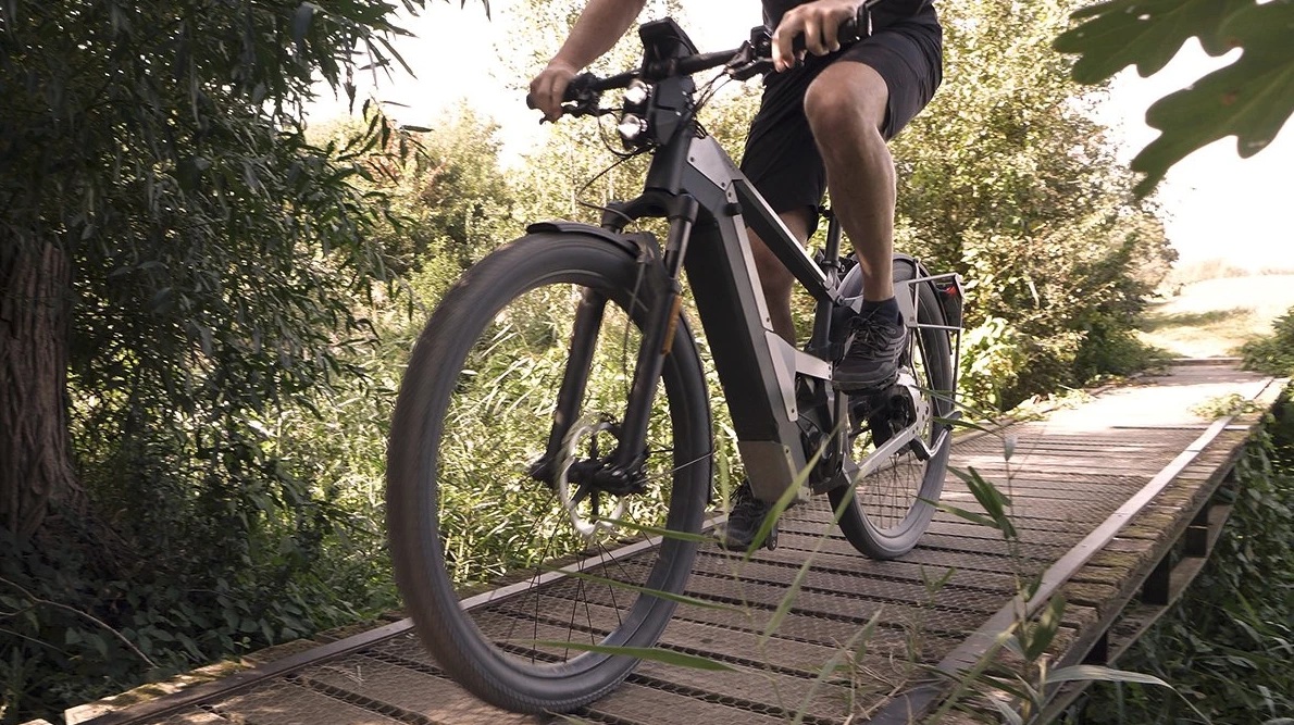 With its 29-in wheels, enduro front and rear suspension and hydraulic discs, the Åska bike is a speedy commuter built for rough road and dirt