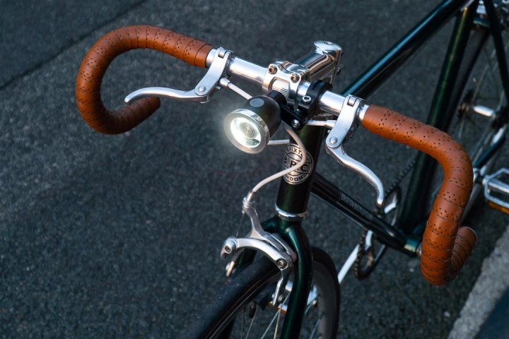 With a maximum output of 400 lumens, the Center Light is definitely a see-the-road (as opposed to just a be-seen-by-drivers) headlight