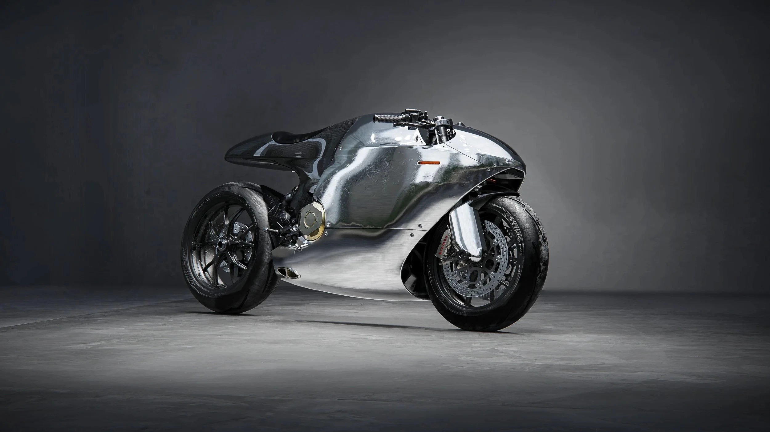 The Ducati 821 sports the stock 821cc Testastretta 11° L-twin engine, which produces 110 horsepower and 65.8 lb.ft (89.2 Nm) of torque