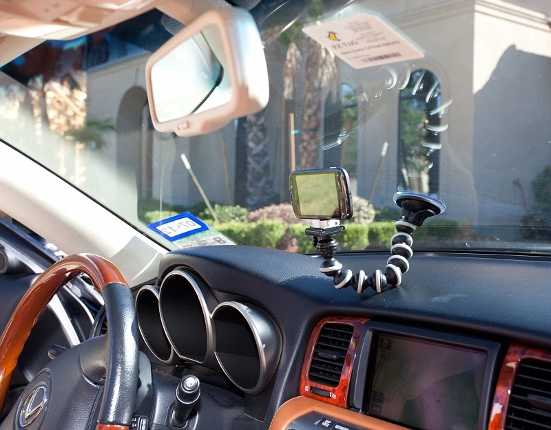 Capta is a device that attaches simply to any smartphone, allowing it to be mounted on a tripod or monopod
