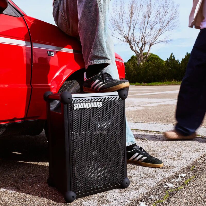 121-dB portable speaker brings the noise to parties in the park