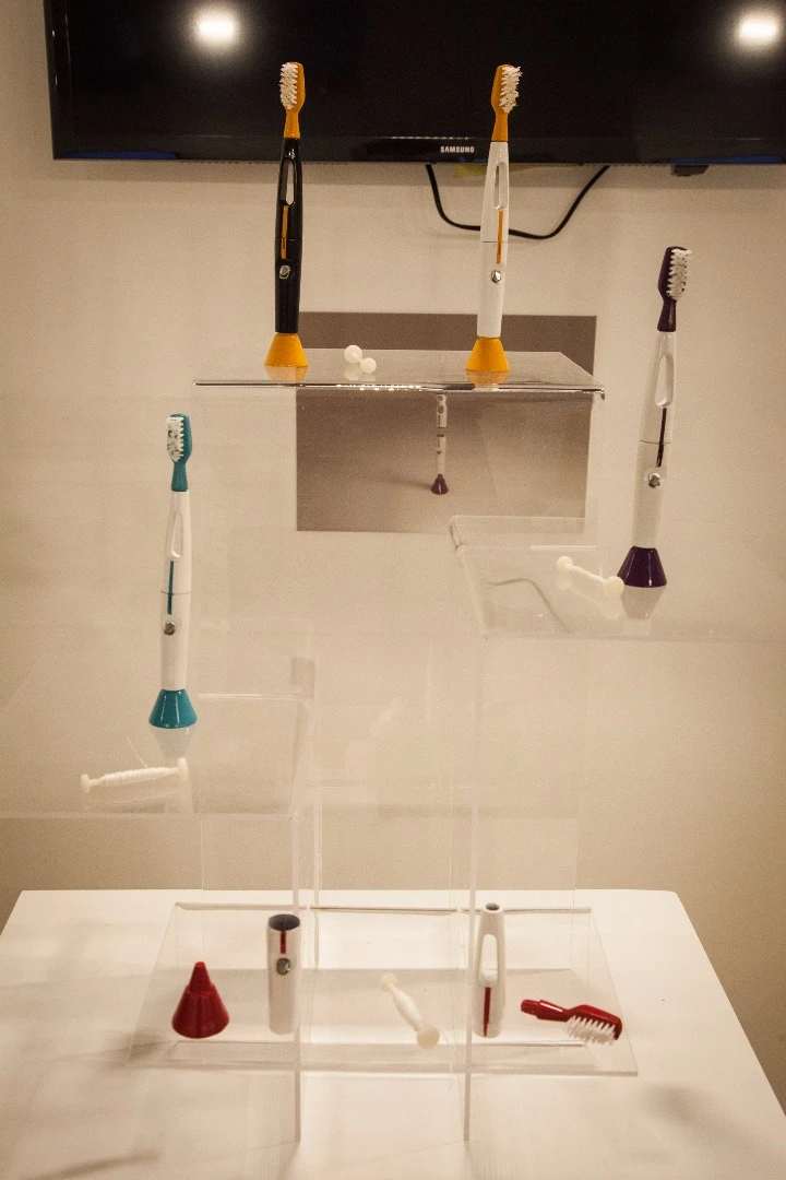 Global Grad Show: Toolth is a tootbrush and floss system made from recycled plastics. By Tania MArtinez, Kalia Stieglitz and Isaac Llanas from Ibero-American University, Mexico