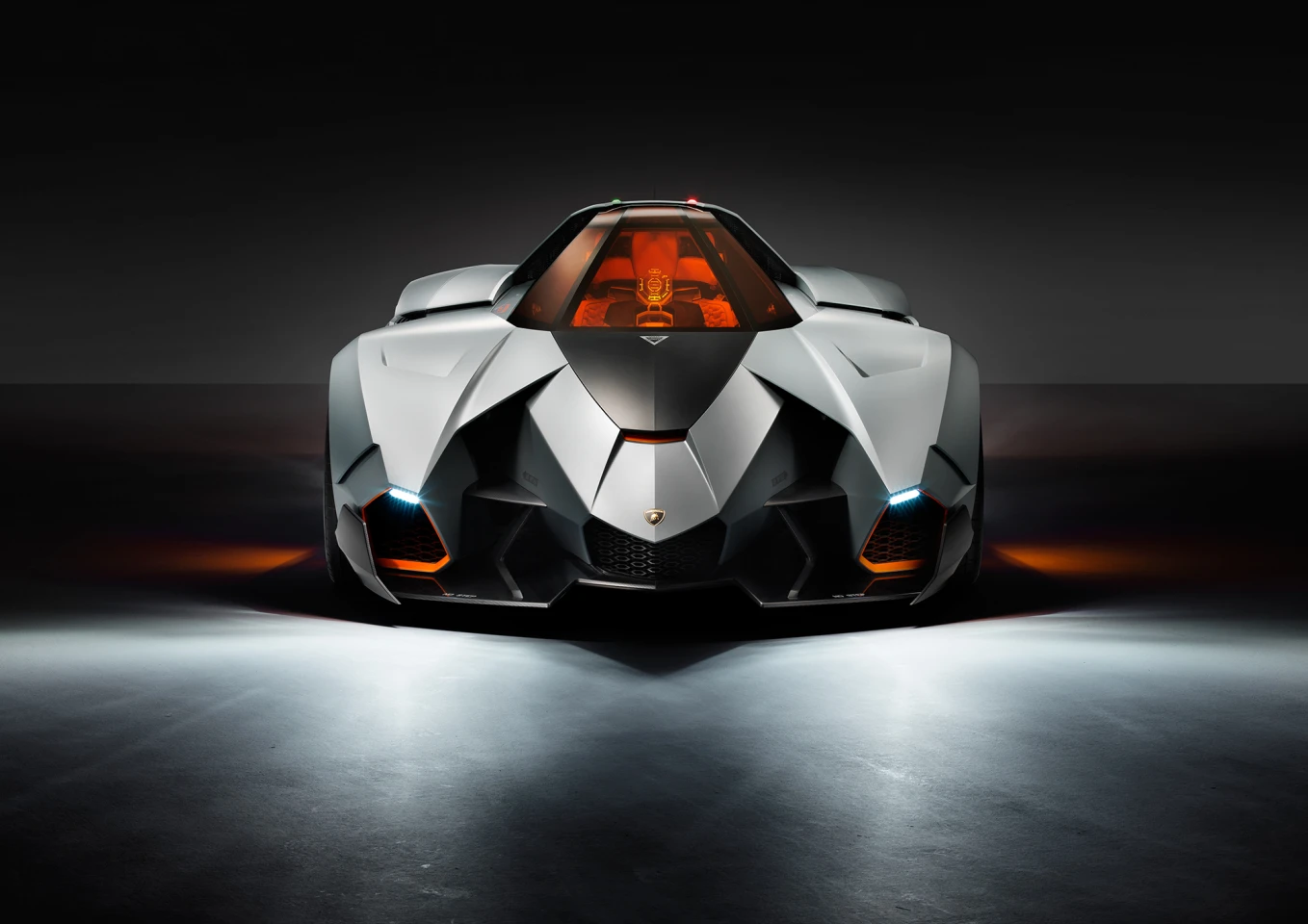 Lamborghini compares the front to a trimaran