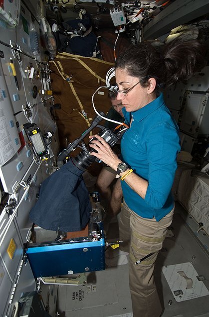 STS-133 Mission Specialist Nicole Stott and the Mouse Immunology-2 investigation (Image: NASA)
