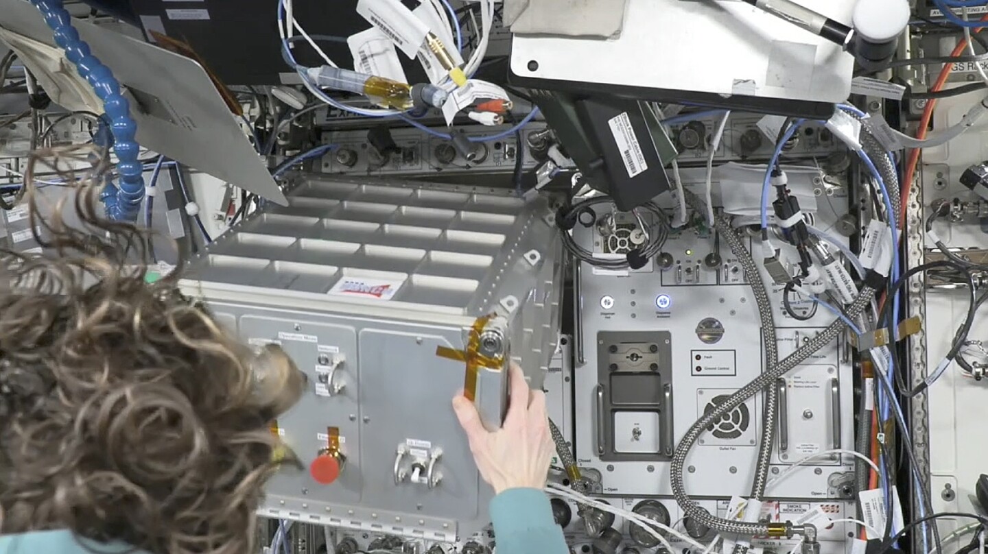 La astronauta e ingeniera de vuelo Loral O'Hara preparó la caja spaceMIRA a bordo de la ISS