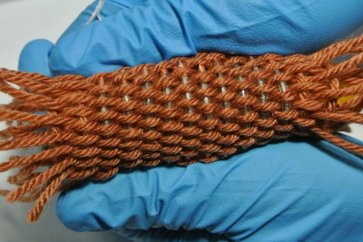 The fiber-shaped Li-ion batteries can be woven into textiles capable of powering wearable electronic devices (Photo: Wei Weng)