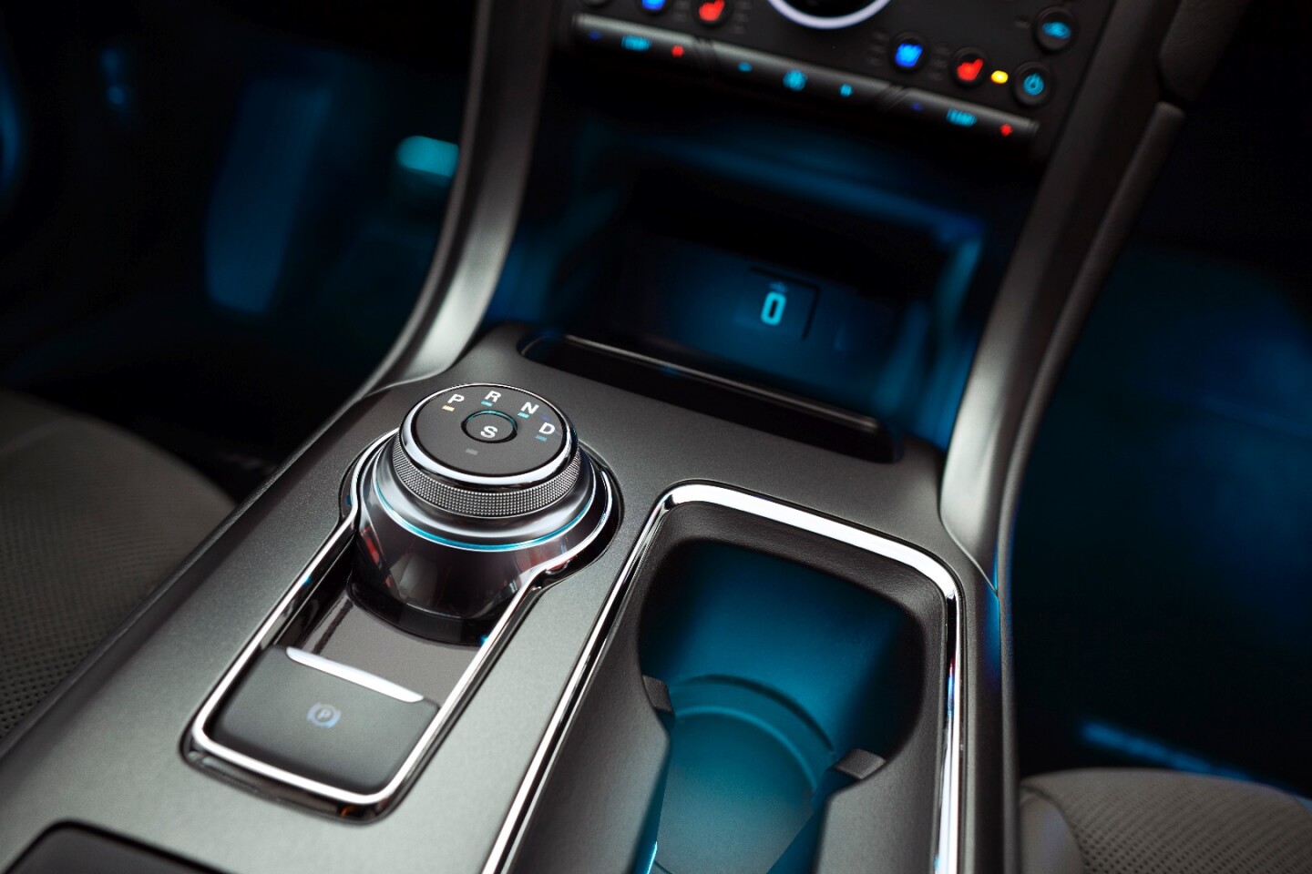 New to the 2017 Ford Fusion / Mondeo is a rotary shifter to replace the traditional lever-style shifter for the automatic transmissions and CVTs in the new Fusion