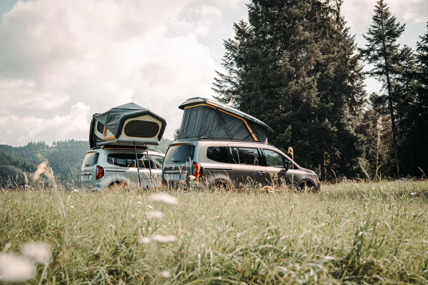 At first we thought the Habiton 2 (front right) used inflatable beams like the original Habiton in back, but it's a traditional strut-assisted pop-top with yellow accent stripes
