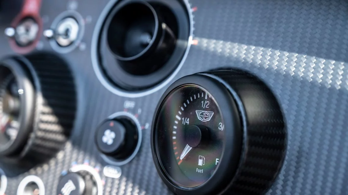 No infotainment touchscreen here, it's basic gauges all round