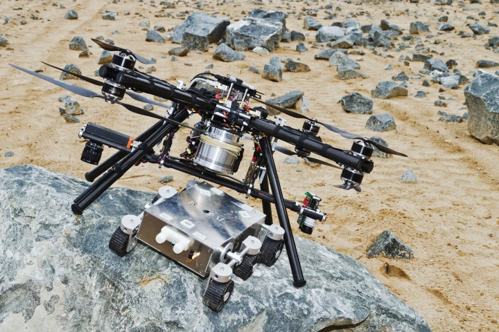 ESA's prototype dropship attached to a mock lander (Photo: Airbus Defence & Space)