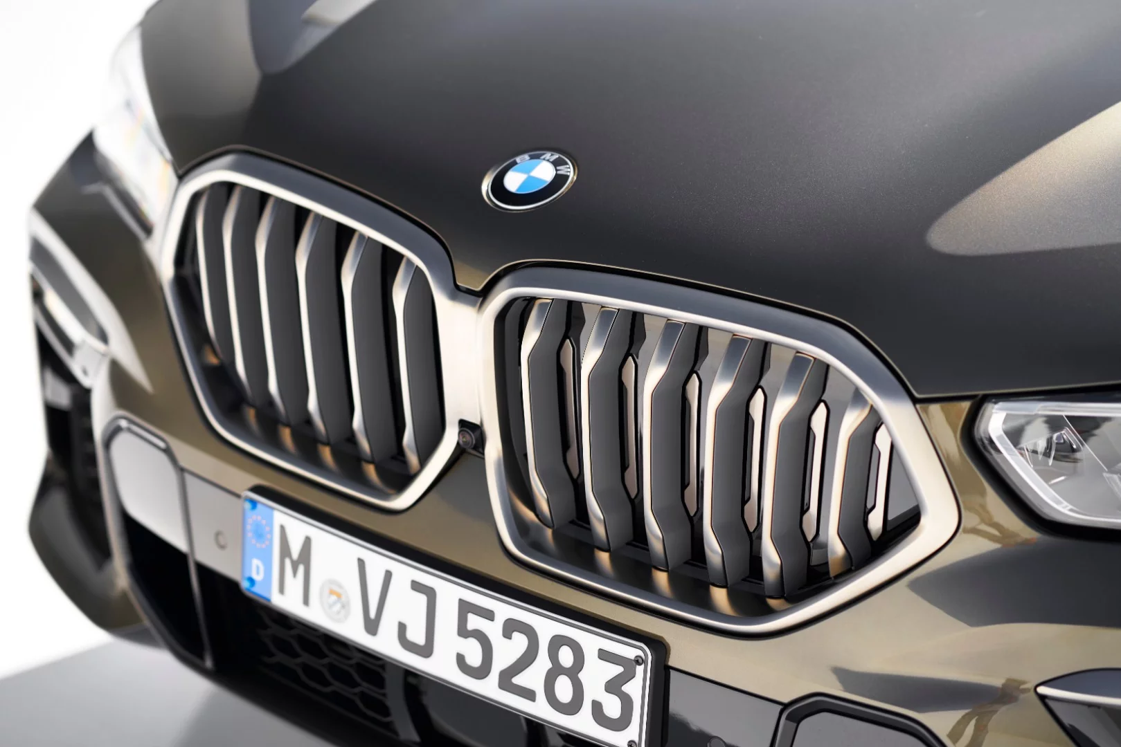 If you like big kidneys, you'll like the grille of the new BMW X6