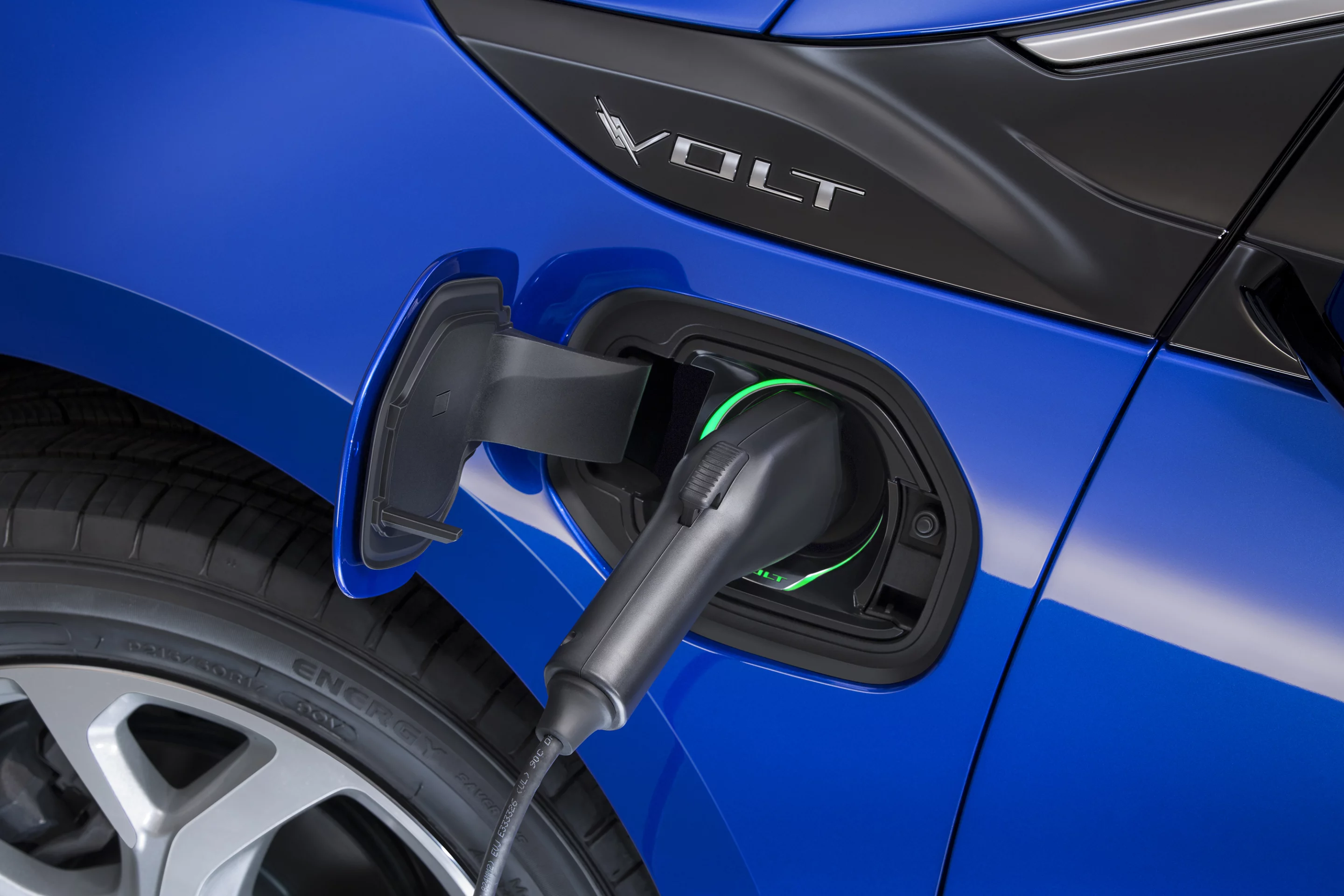 Buyers can select the available illuminated charge port (Photo: General Motors)