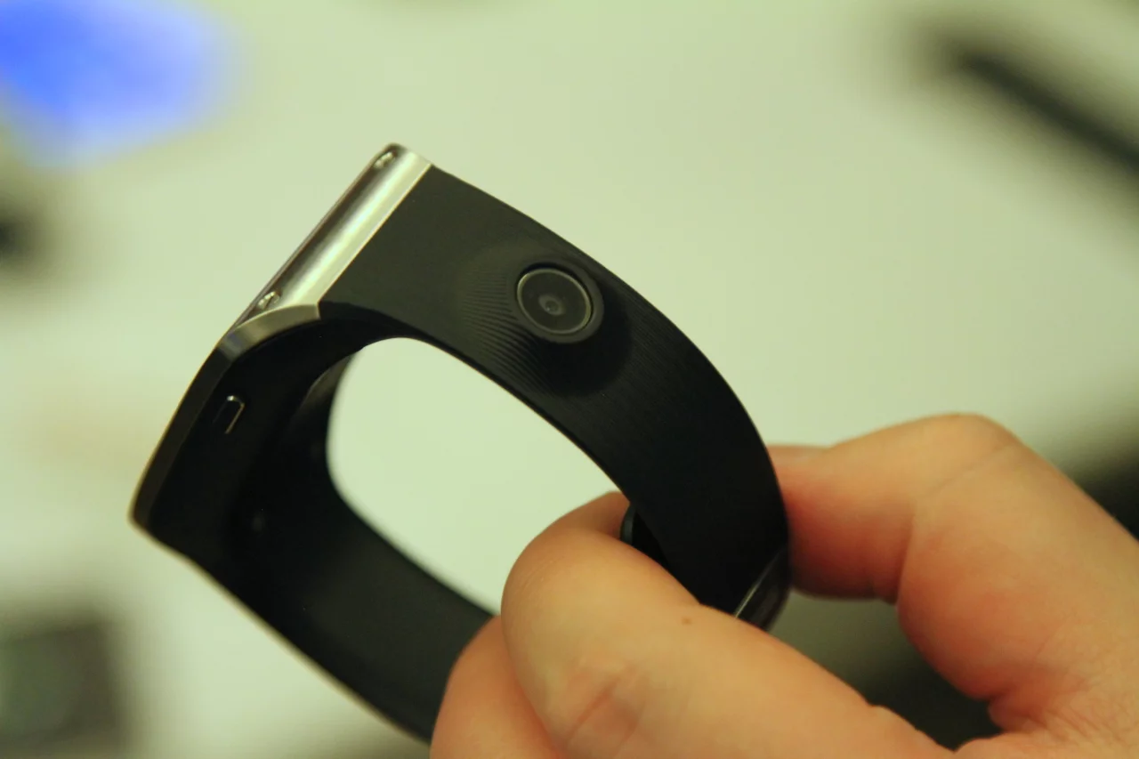 Somehow inserting a camera lens into the strap lends a techy feel without looking too ostentatious (Photo: Gizmag)