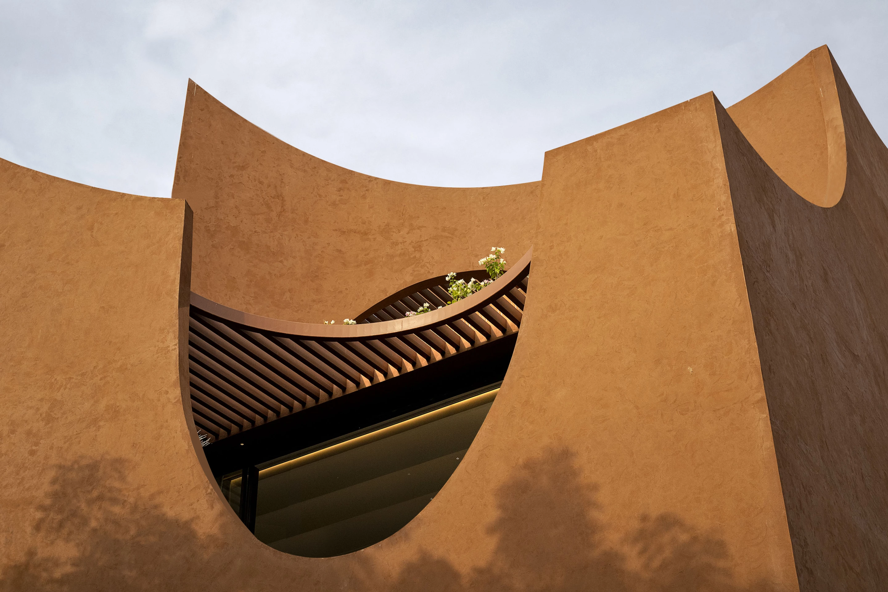 Mirai House of Arches was designed by Sanjay Puri Architects and is located in India. The project responds to the hot desert climate of Rajasthan with a design that naturally shades the interior