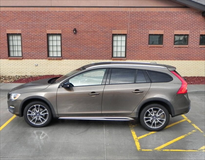 Fuel economy begins at 30 mpg combined (7.8 l/100km) in the S60 and 29 mpg combined (8.1 l/100km) for the V60. Both of our test models were EPA rated at 23 mpg combined (10.2 l/100km)