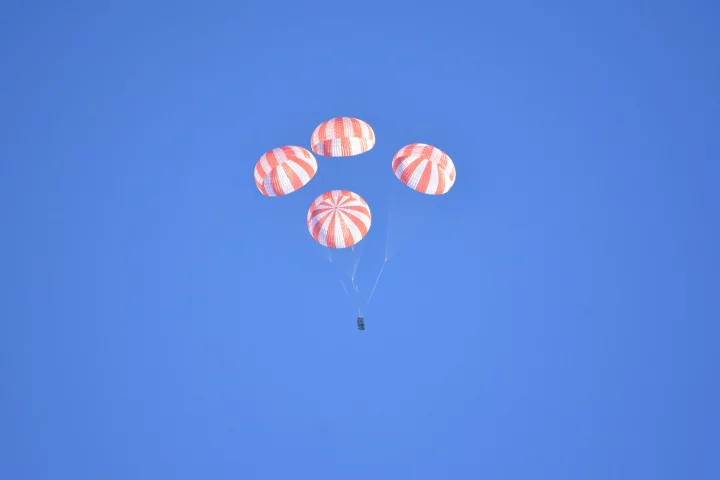 SpaceX's mass simulator descending under four deployed main stage parachutes