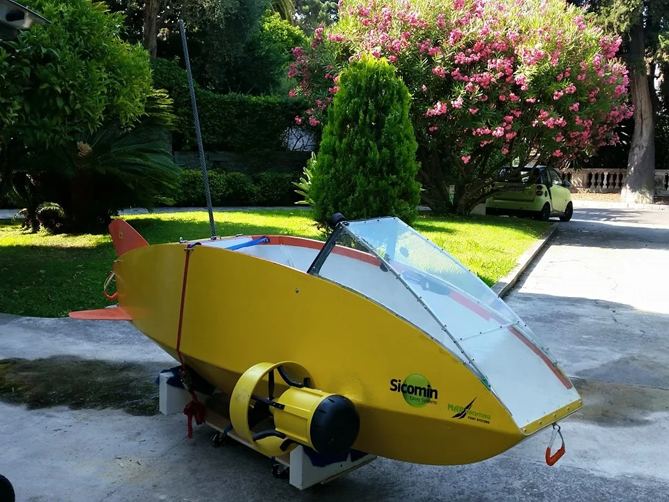 The Scubster Nemo has a carbon fiber shell, with transparent acrylic to the top