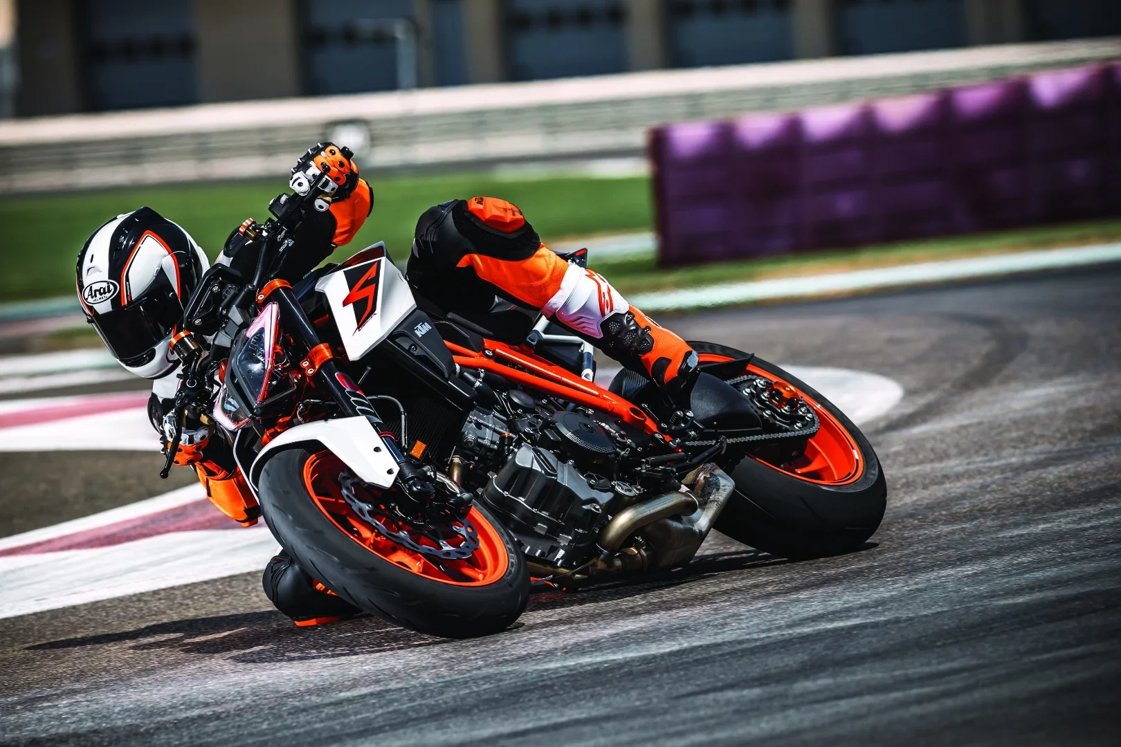 2017 KTM Super Duke 1290 R: new headlight design makes the look of the bike much more evil and predatory