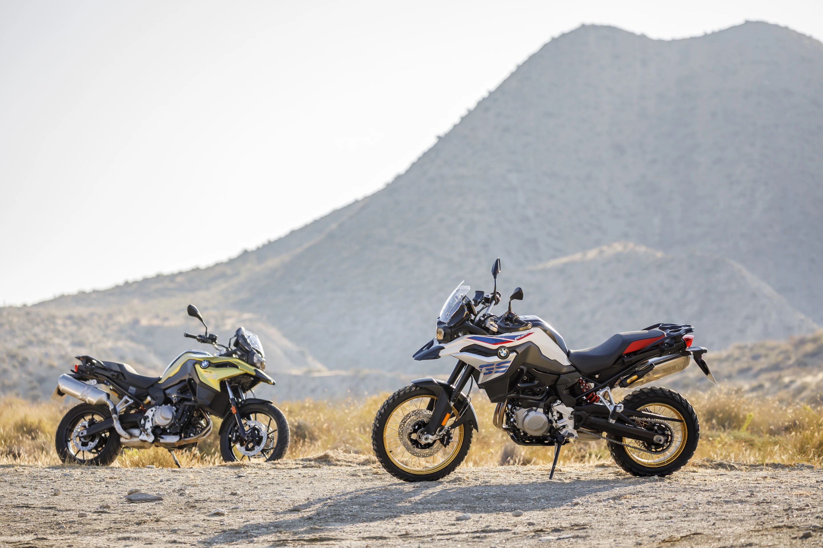 The BMW F 750GS and F 850GS are offered with 3 exterior packages each which really smarten up the bike. Pictured is the F 750GS (left) in Austin Yellow Metallic and the F 850GS (right) fitted with the Rallye package which comes with a glossy white paint job as well as some classy gold rims.